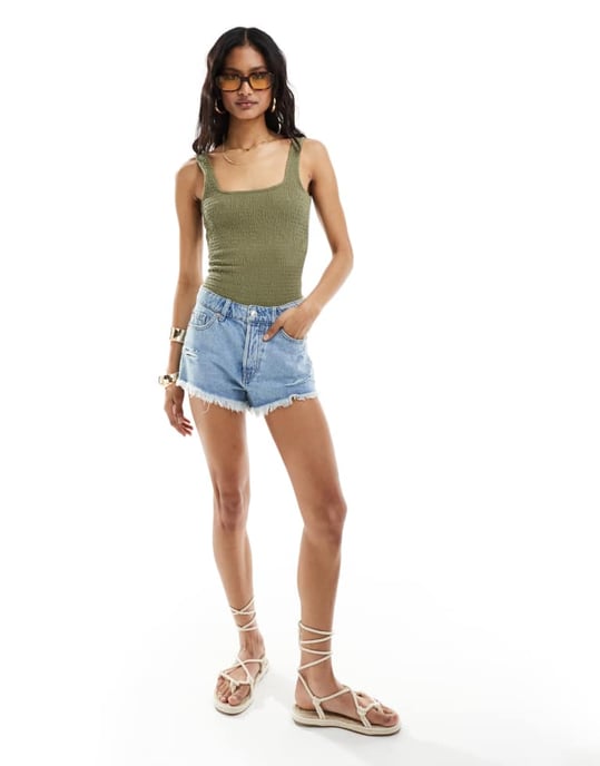 ASOS DESIGN skrynklig bodysuit med djup rygg i khaki - Image 2