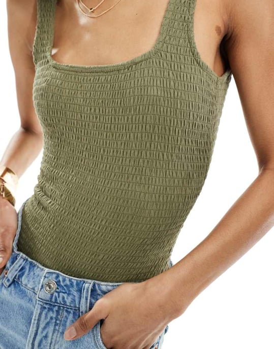 ASOS DESIGN skrynklig bodysuit med djup rygg i khaki - Image 3