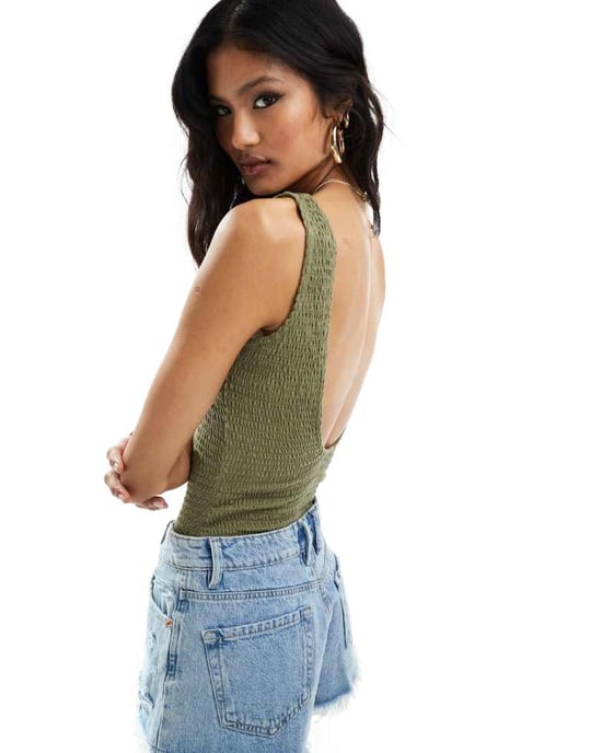 ASOS DESIGN skrynklig bodysuit med djup rygg i khaki - Image 4