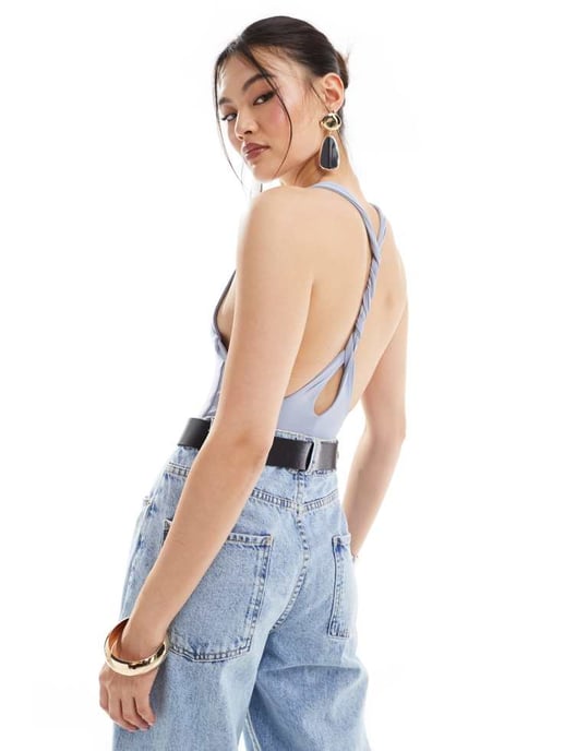 ASOS DESIGN bodysuit med twistad rygg och v-ringning i dämpad blå - Image 4