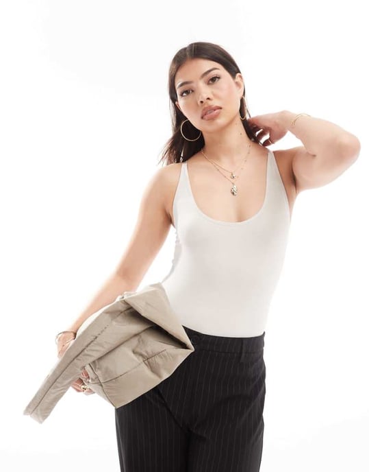 ASOS DESIGN sömlös formande bred scoop minimal bodysuit i mocha - Image 1