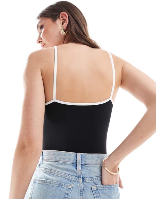 ASOS DESIGN camisole bodysuit i svart med vit kantband - Image 4