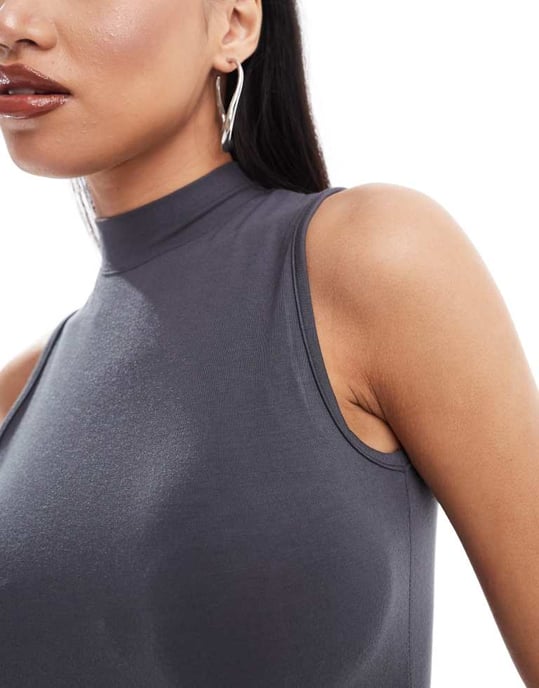 Simmi höghalstrad figurnära bodysuit i kolgrå - Image 4