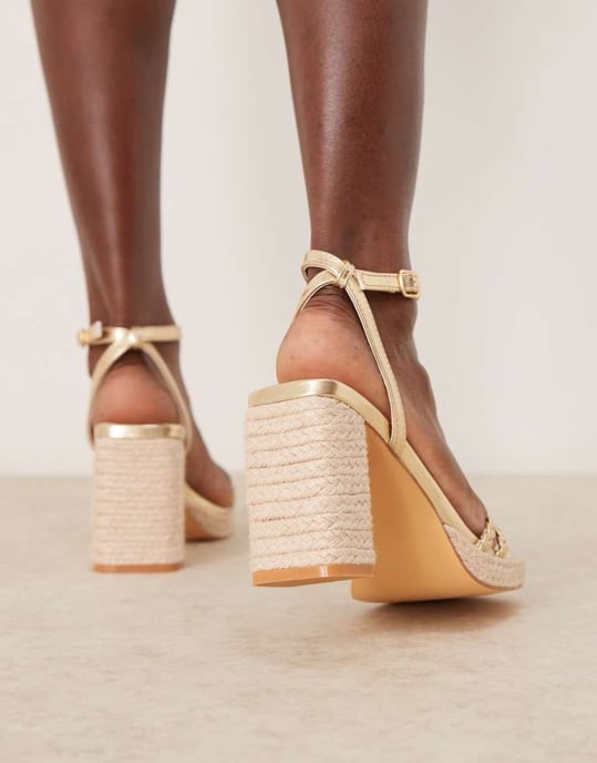 Glamorösa flätade espadrillosandaler med klack i guld - Image 4