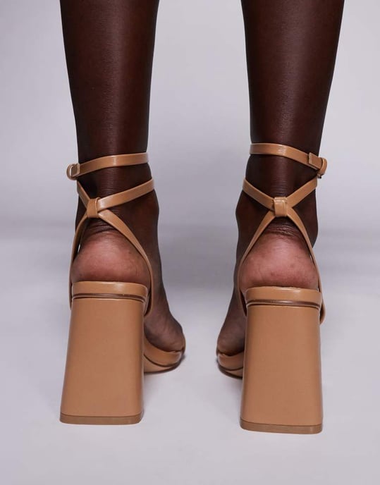 Simmi London Bora remsandaler med blockklack i beige - Image 4