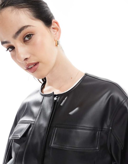 ASOS DESIGN kortkortad kragefri läderlook jacka i svart - Image 3