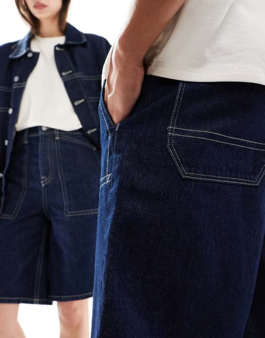 ASOS DESIGN unisex lång längd denim shorts med kontrasterande sömmar i tvättad blå - Image 4