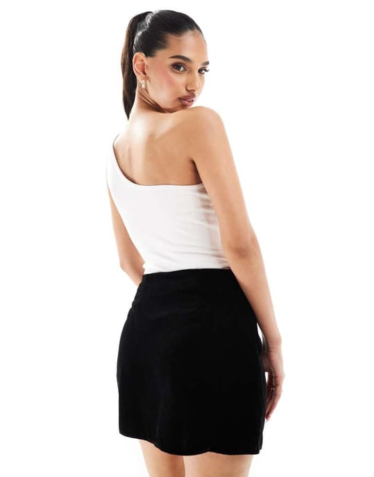In The Style exklusiv enaxlad kontrast rosett bodysuit i vitt - Image 2