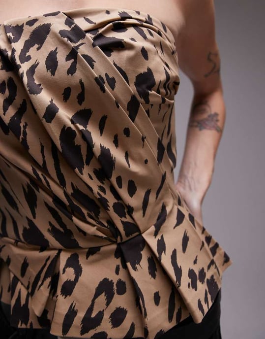 & Other Stories plisserad draperingsdetalj bustier-top med asymmetrisk draperad nederkant i leopardmönster - Image 2