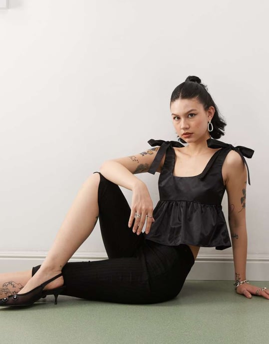 Monki satinväst med peplum och bånddetalj i svart - Image 2