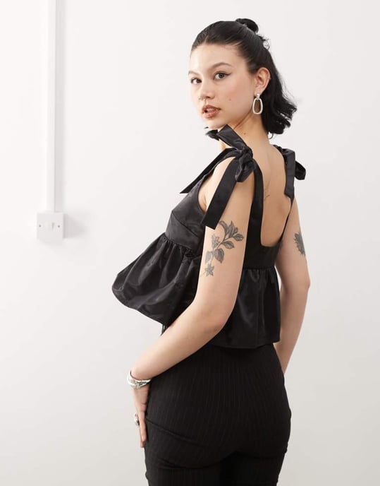 Monki satinväst med peplum och bånddetalj i svart - Image 3