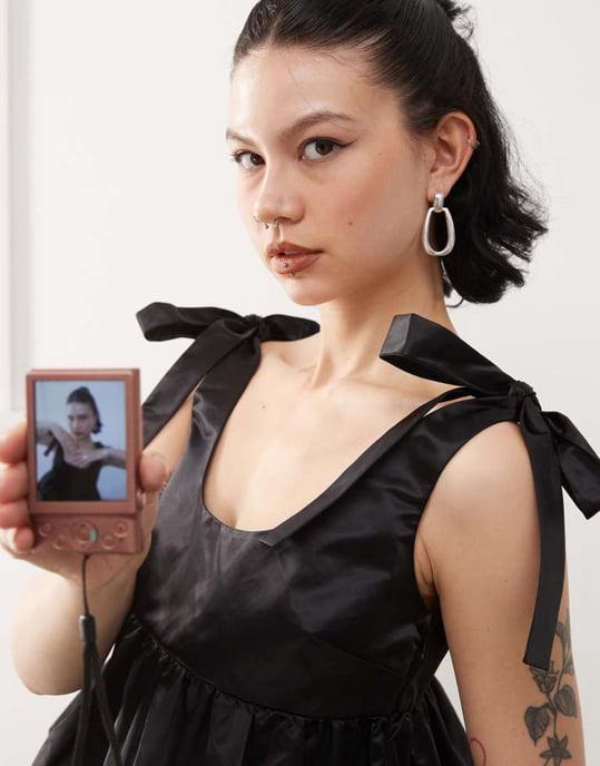 Monki satinväst med peplum och bånddetalj i svart - Image 4