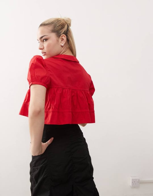 Monki bomullspoplin peplum knytblus med krage och framknutningsdetalj i röd - Image 4