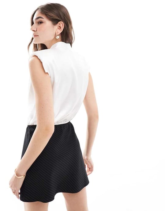 ASOS DESIGN ärmlös satin body med djup ringning i elfenben - Image 2
