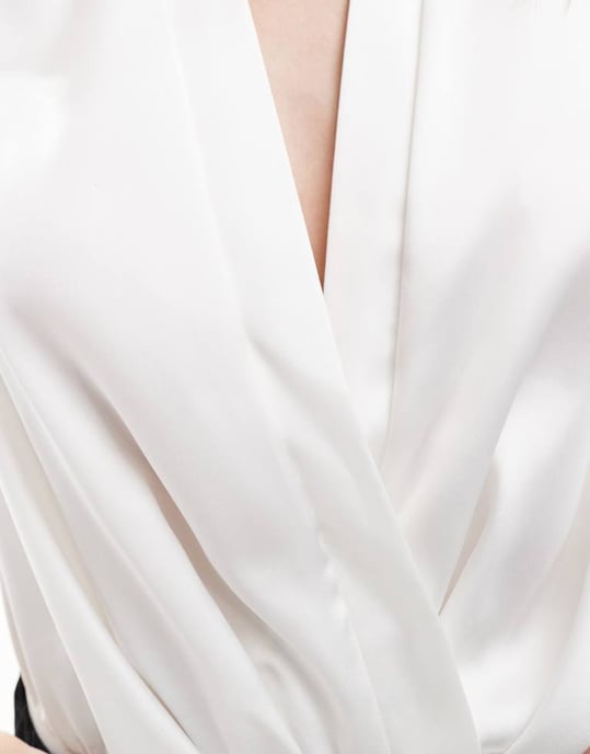 ASOS DESIGN ärmlös satin body med djup ringning i elfenben - Image 3
