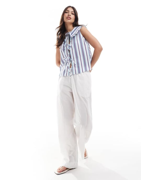ASOS DESIGN poplin blus utan ärm med volangkrage i blå rand - Image 2