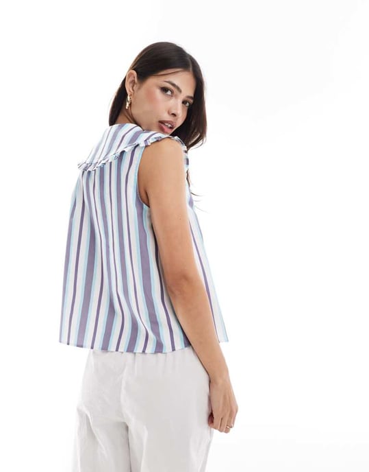 ASOS DESIGN poplin blus utan ärm med volangkrage i blå rand - Image 4
