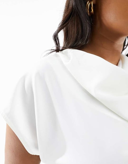 ASOS DESIGN Curve ärmlös blus med draperad halsringning i elfenben - Image 2