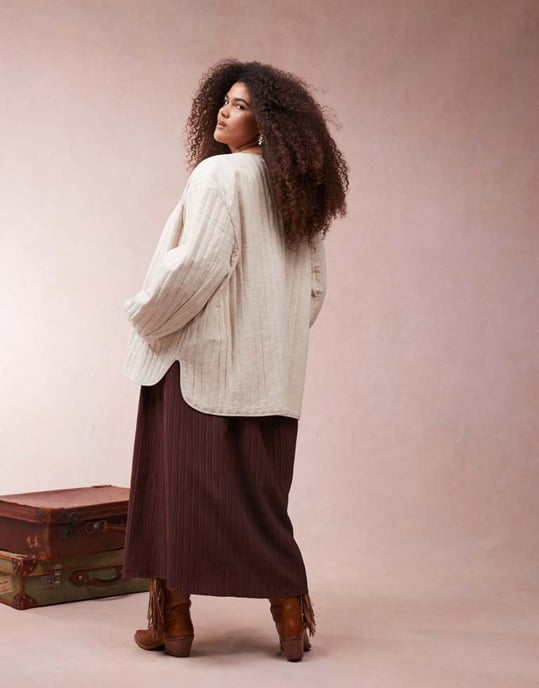 ASOS DESIGN Curve linen dolphin hem collarless quilted jacket in oatmeal - Image 3