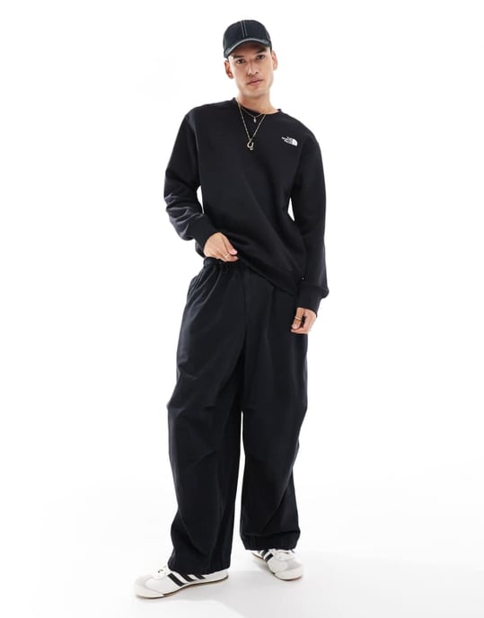 The North Face Oversized Essential logo sweatshirt in black - Image 2