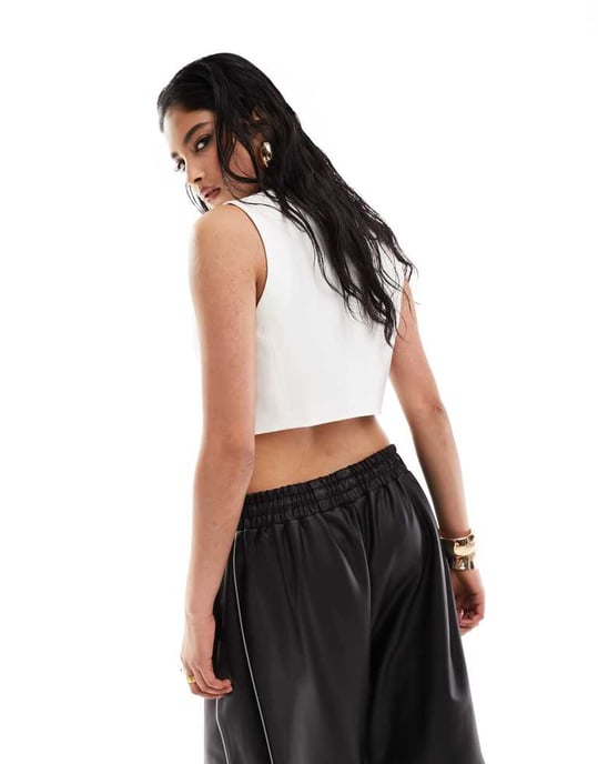 ASOS DESIGN cropped skräddarsydd väst i elfenbensfärg - Image 4