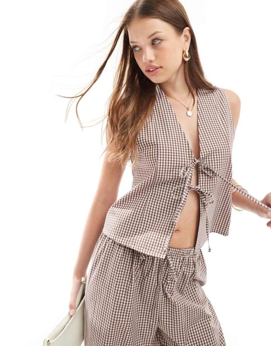 ASOS DESIGN väst med knytning framtill i brun rutig - Image 1