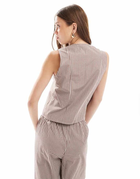 ASOS DESIGN väst med knytning framtill i brun rutig - Image 2