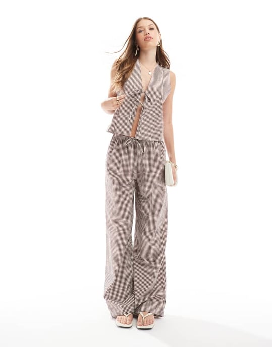 ASOS DESIGN väst med knytning framtill i brun rutig - Image 4