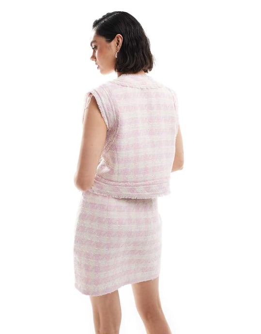 ASOS DESIGN bouclé väst med rå kant och glittrande detalj i rosa set - Image 4