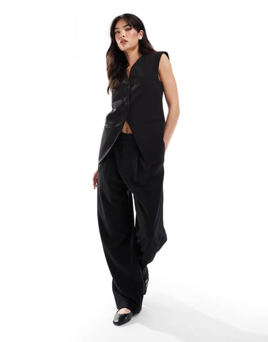 ASOS DESIGN långmodell med överdrivna axlar väst i svart - Image 2