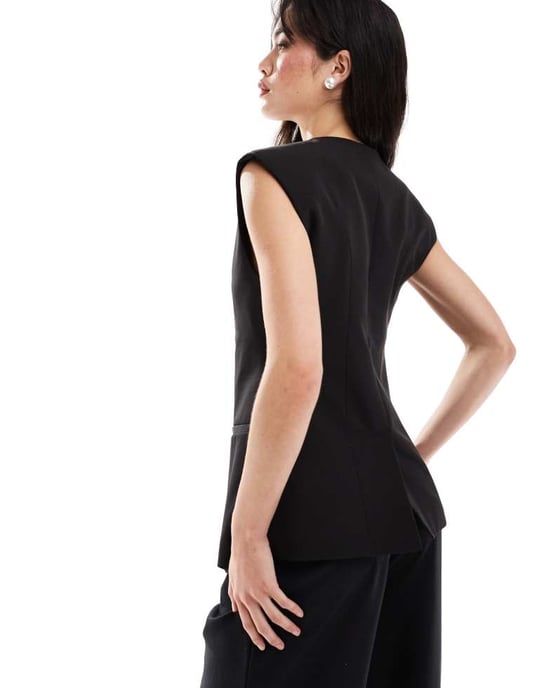 ASOS DESIGN långmodell med överdrivna axlar väst i svart - Image 3