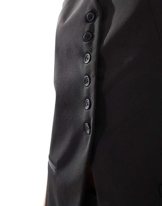 ASOS DESIGN långmodell med överdrivna axlar väst i svart - Image 4