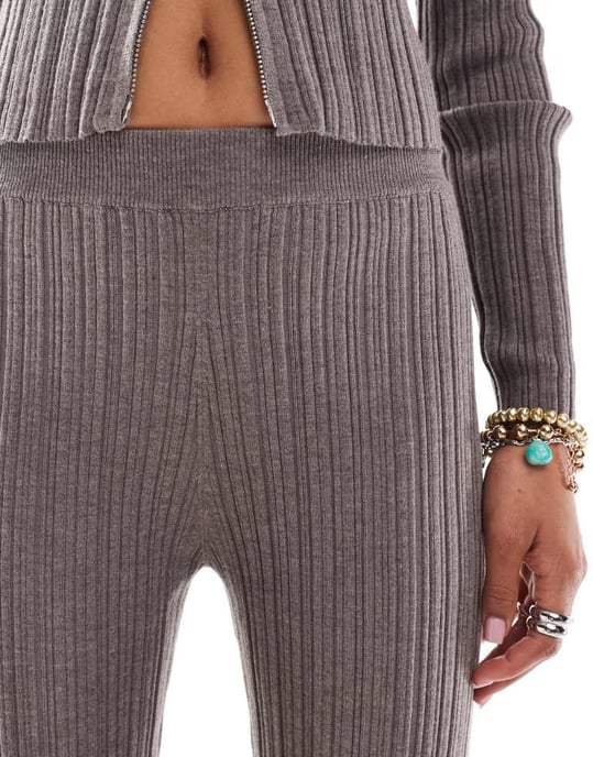 Urban Revivo plissed straight leg trouser co-ord in taupe - Image 4