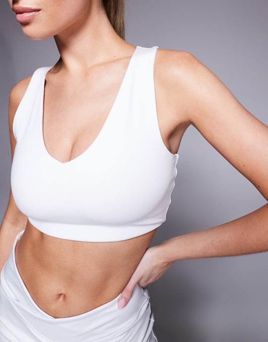 4505 v neck racer back medium support sports bra in white - Image 3