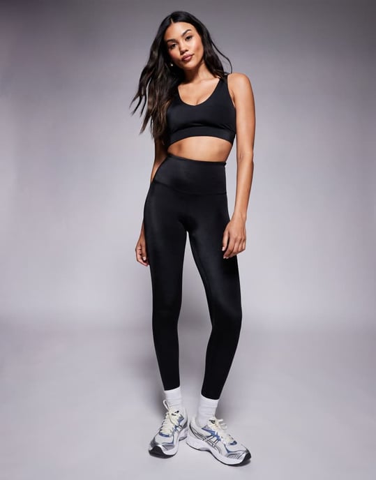 4505 Fuller bust medium support sports bra with adjustable straps in black high shine - Image 4