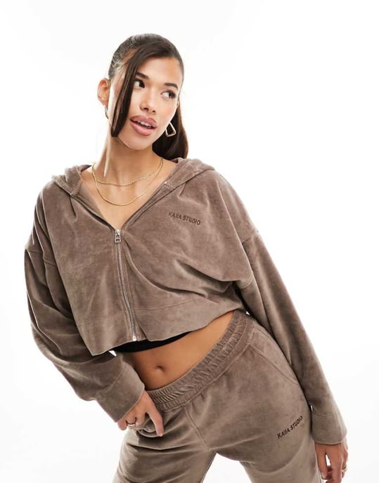 Kaiia bomullsblandning studio handduks zip genomkort hoodie co-ord i brunt - Image 1