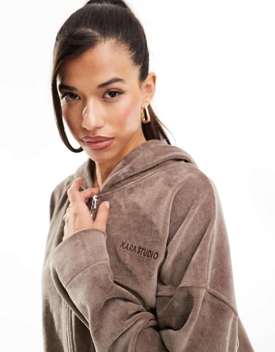 Kaiia bomullsblandning studio handduks zip genomkort hoodie co-ord i brunt - Image 4