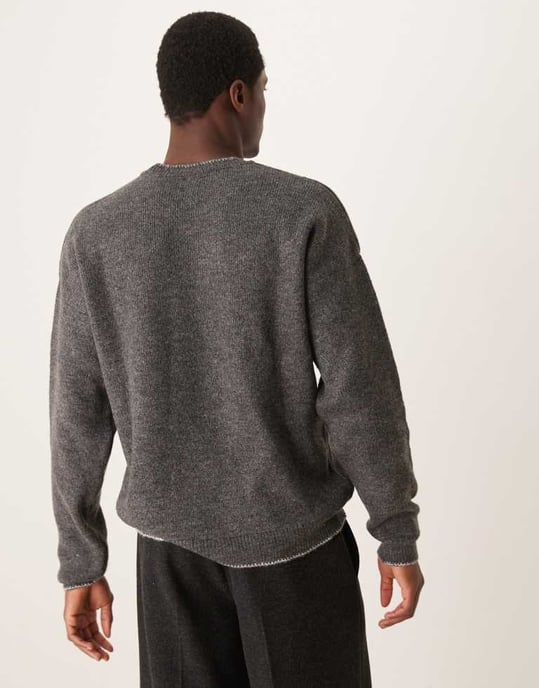 ASOS DESIGN avslappnad stickad plädtröja i kolgrå med kontrasterande blocksydd detalj - Image 4