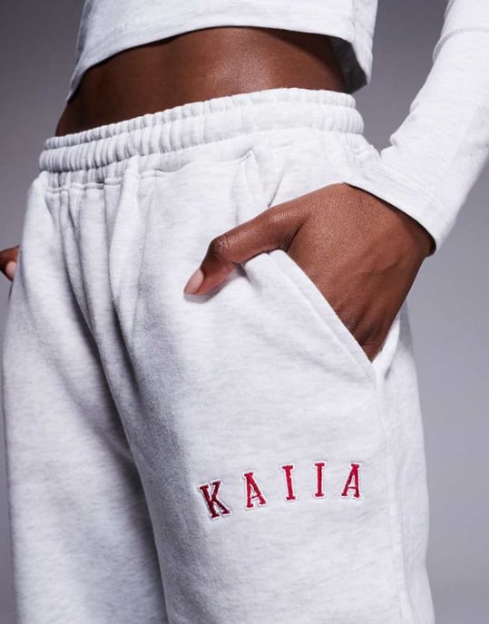 Kaiia bomullsrika broderade logo vida joggers-set i ljusgrå melerad och röd - Image 2