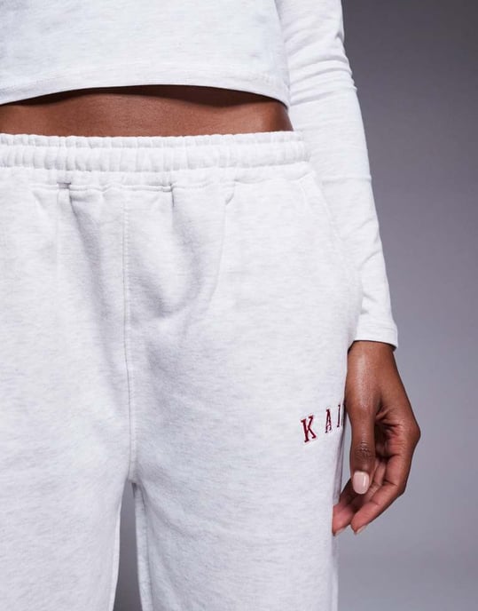 Kaiia bomullsrika broderade logo vida joggers-set i ljusgrå melerad och röd - Image 4