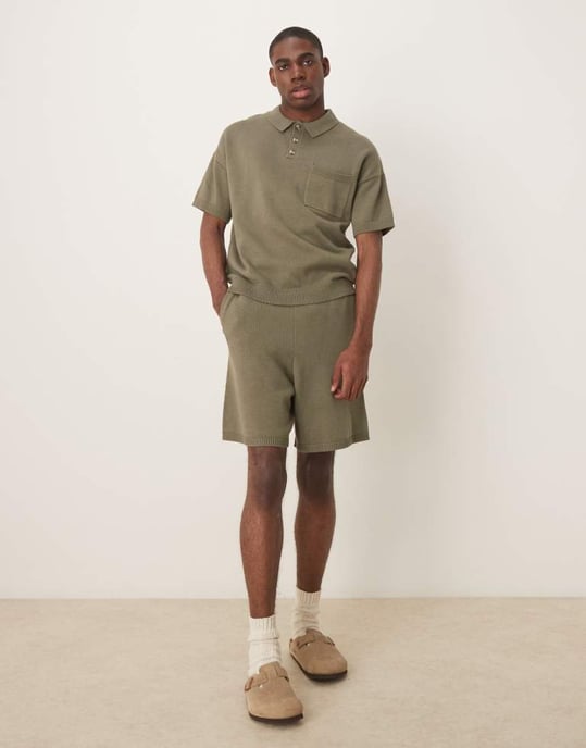 ASOS DESIGN avslappnad stickad midvikts bomullspolo med bröstficka i kaki - Image 2