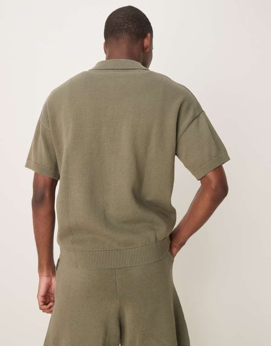 ASOS DESIGN avslappnad stickad midvikts bomullspolo med bröstficka i kaki - Image 3