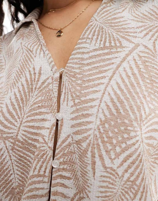 Objekt texturerad knapp fram polo topp med sallads kant set i neutral palmtryck - Image 3