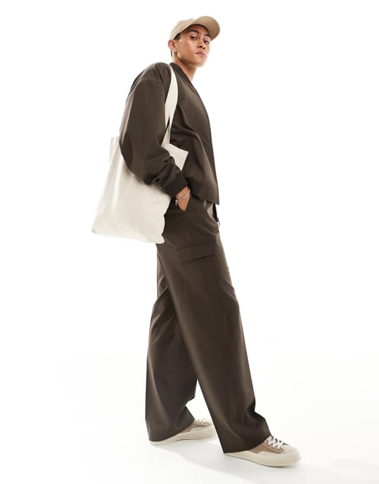ASOS DESIGN smart co-ord vida cargo-byxa med fickdetaljer i brunt - Image 1