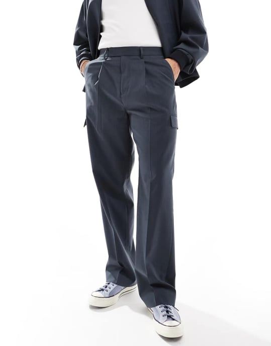 ASOS DESIGN smart samordnat vida cargobyxor med fickdetaljer i grått - Image 2