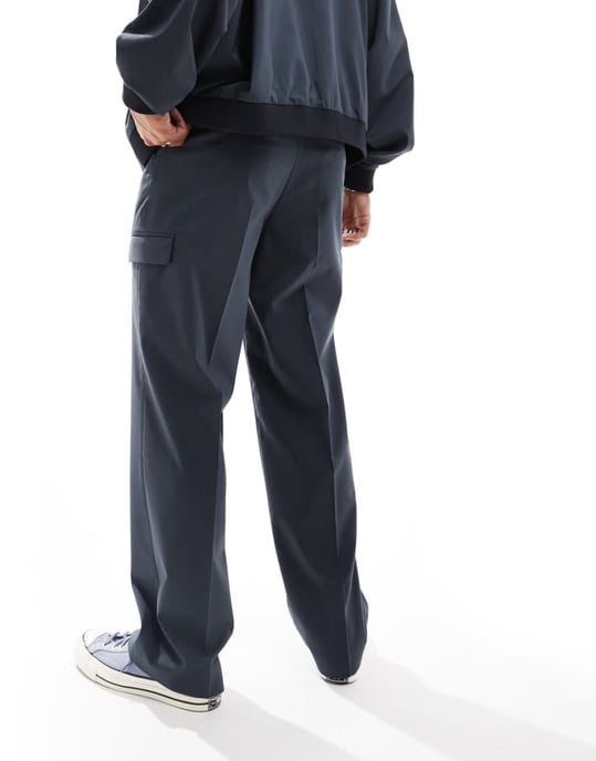 ASOS DESIGN smart samordnat vida cargobyxor med fickdetaljer i grått - Image 3
