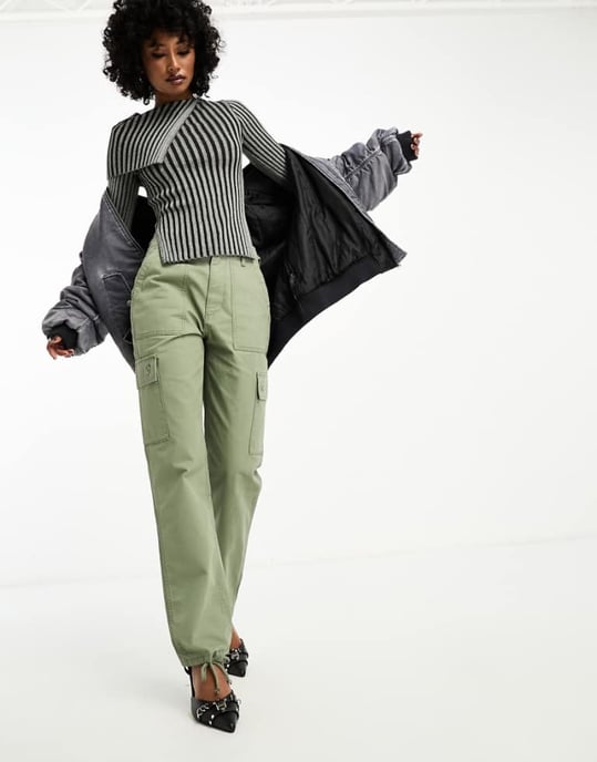 ASOS DESIGN ren cargobyxa med flikdetalj i olivgrönt - Image 1