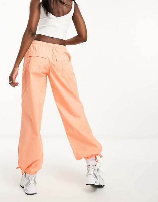 ASOS DESIGN parachute cargo-byxa med sömdetalj i tvättad korall - Image 2