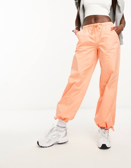 ASOS DESIGN parachute cargo-byxa med sömdetalj i tvättad korall - Image 4