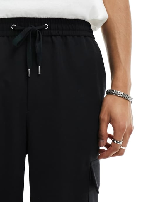 ASOS DESIGN svarta cargobyxor med breda ben och elastisk midja - Image 4